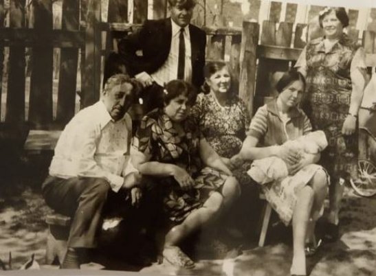 Олександра Іпполітівна Гмирко (в центрі) із родиною